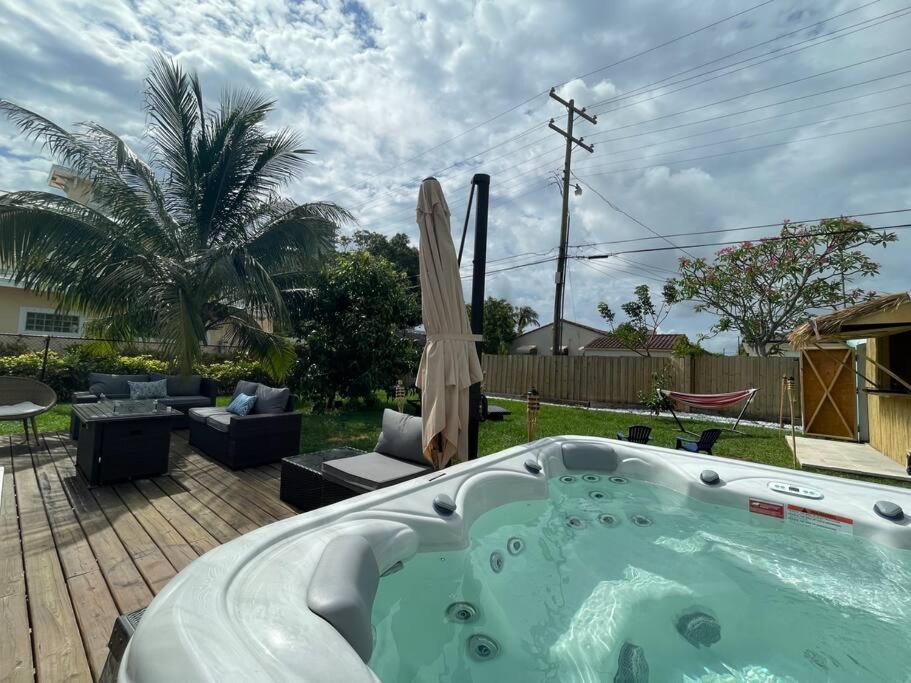Hot Tub, Tiki Bar, Outdoor Shower, Near Intercoastal Waterway! West Palm Beach Eksteriør bilde